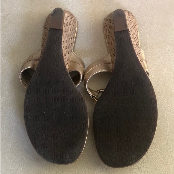 Lilly Pulitzer Gold Thong Sandals with heel - Picture 3 of 4